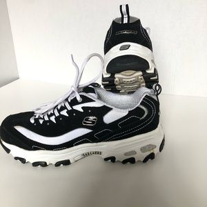 EUC Skechers tennis shoes 👟